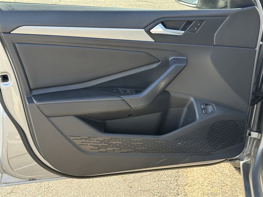 Used 2022 Volkswagen Jetta SE image 9