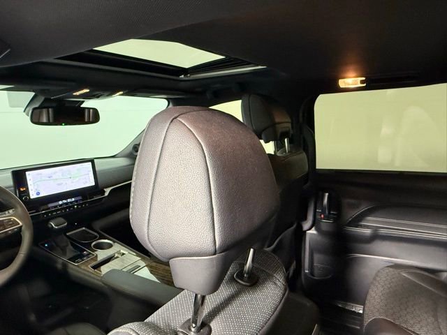 Used 2025 Toyota Sienna Platinum image 39