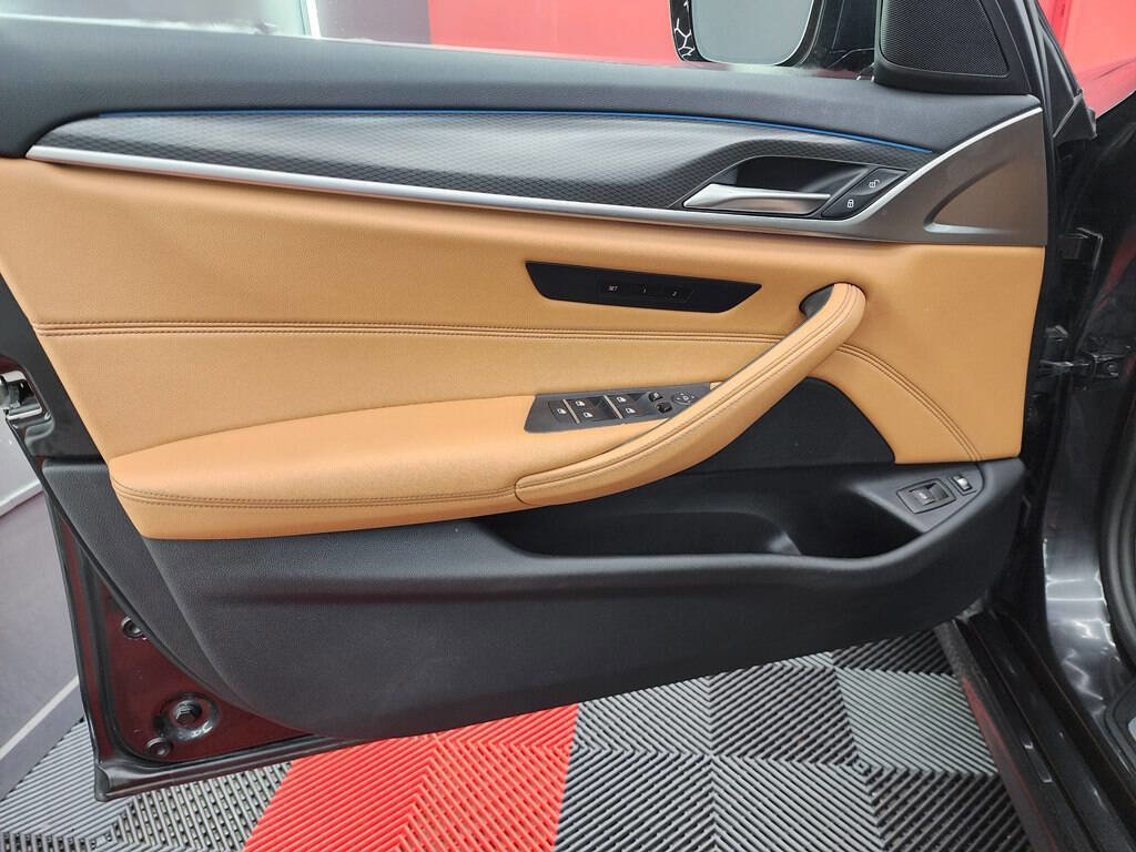 Used 2023 BMW 530e w/ M Sport Package image 7