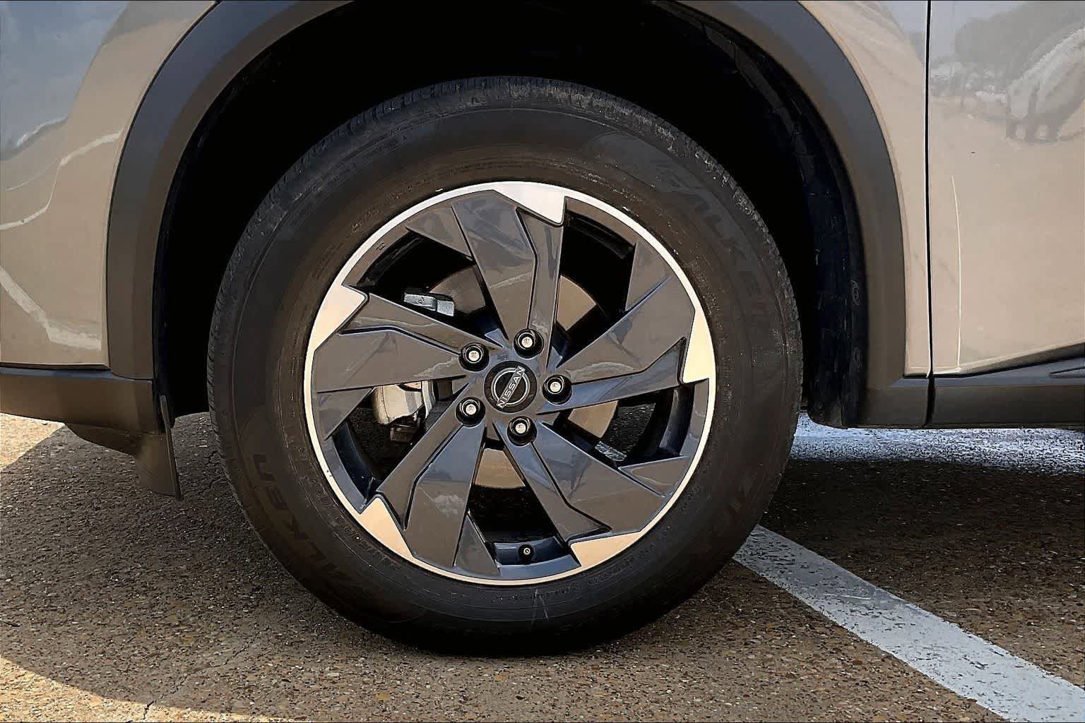 Used 2025 Nissan Rogue SV FWD image 7