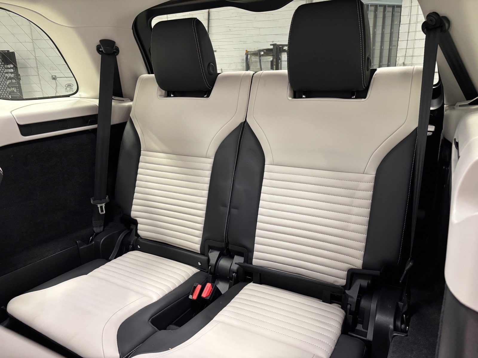 New 2025 Land Rover Discovery S AWD/4WD image 27