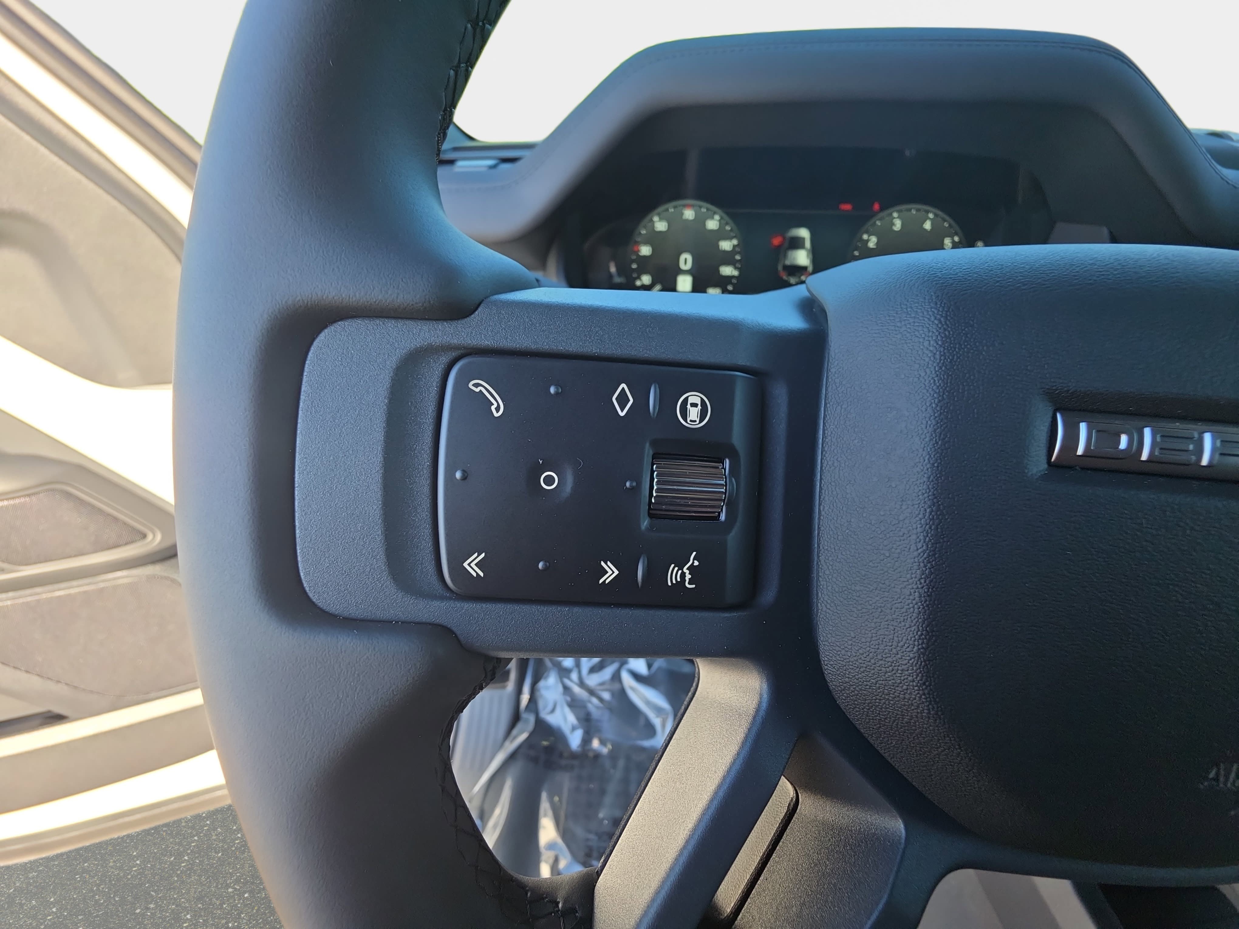 New 2026 Land Rover Defender 110 X-Dynamic SE AWD/4WD image 16