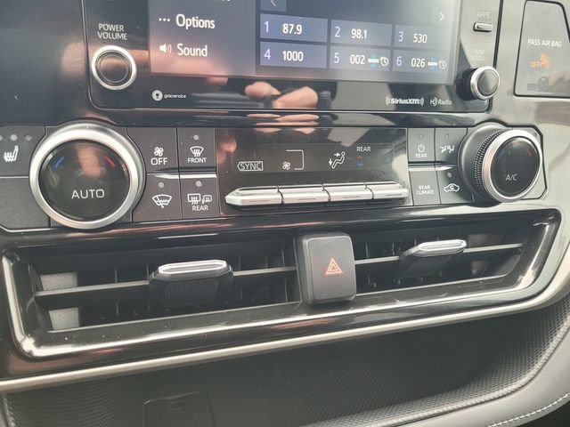 Used 2021 Toyota Highlander XLE image 24