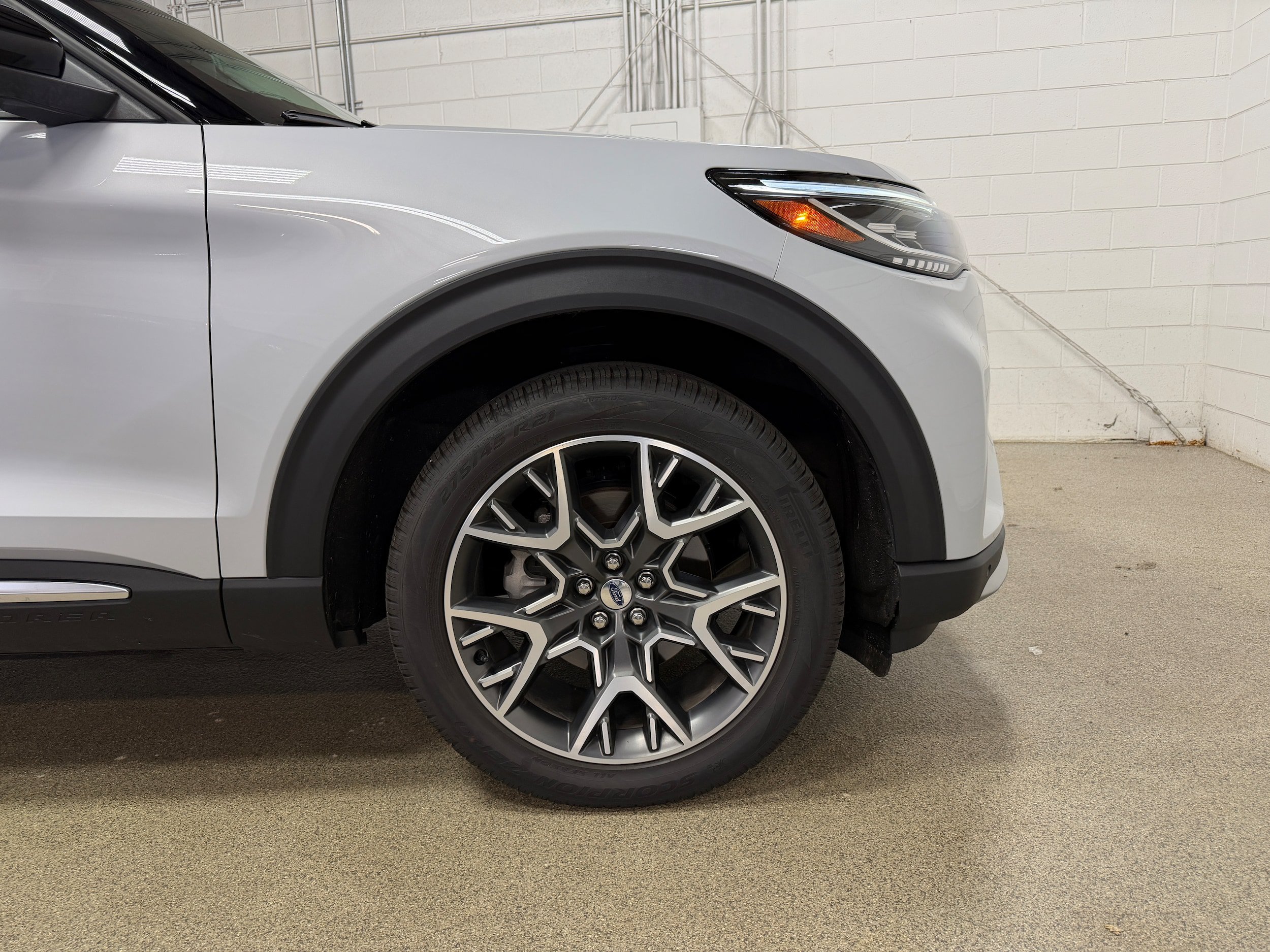 Used 2025 Ford Explorer Platinum w/ Ultimate Package AWD/4WD image 40