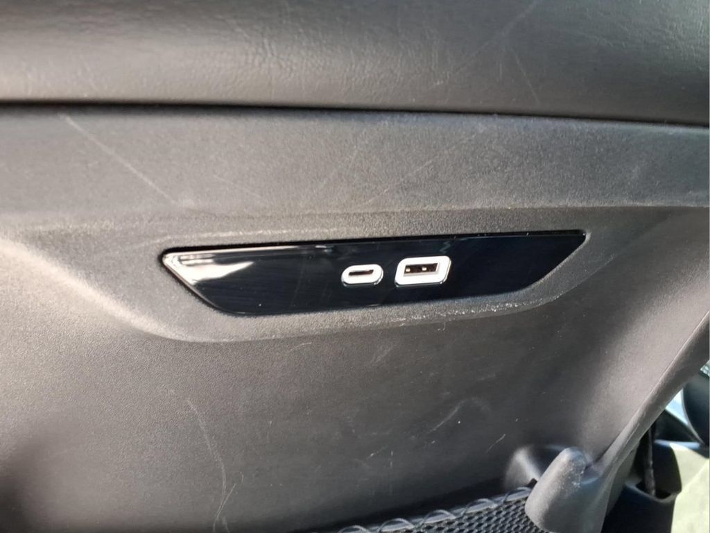 Used 2025 Chrysler Pacifica Limited FWD image 7