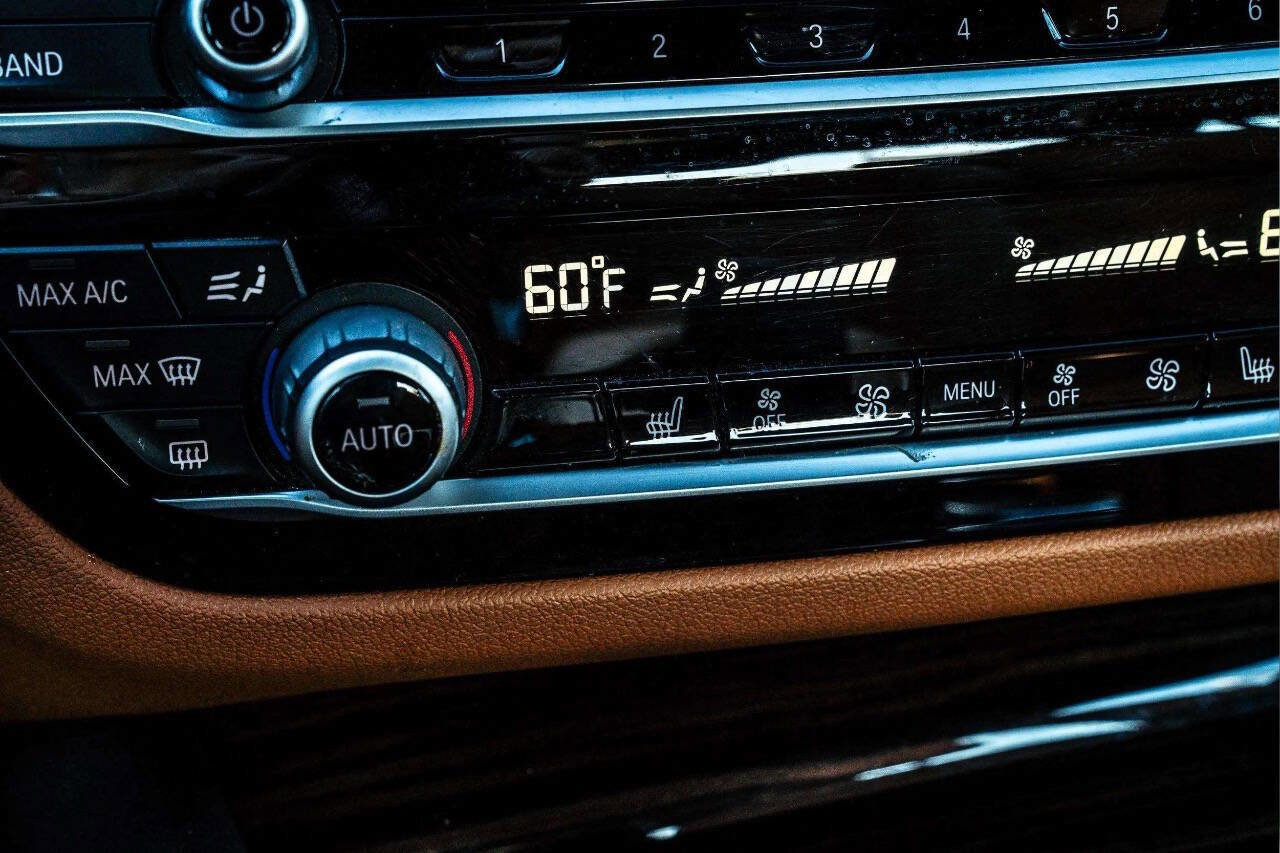 Used 2019 BMW 530e xDrive w/ Convenience Package image 20