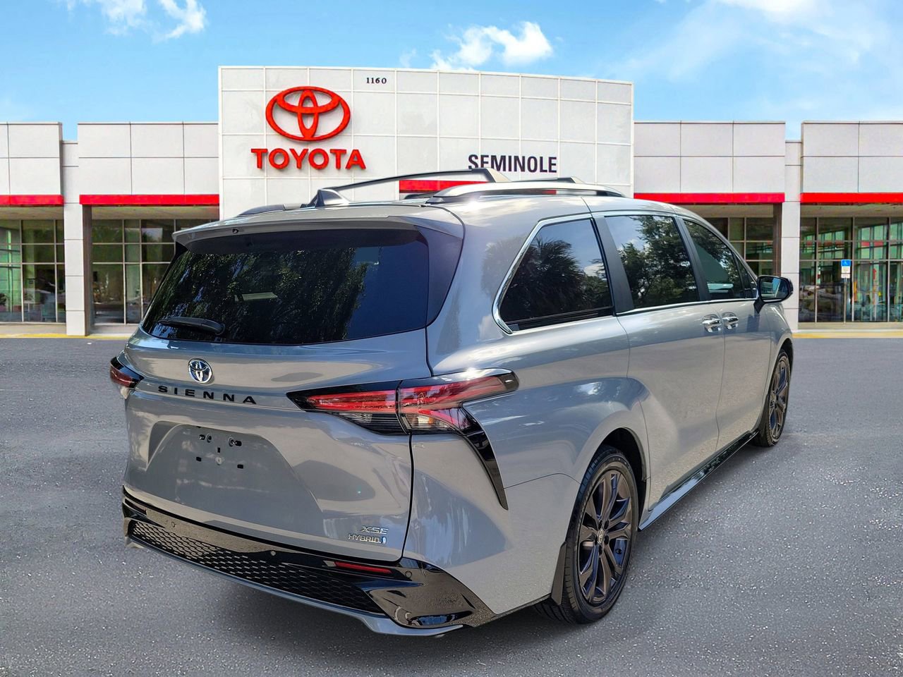 Used 2023 Toyota Sienna XSE FWD image 3