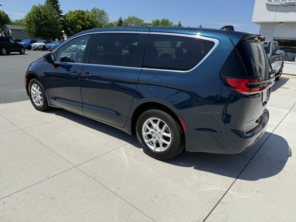 Used 2025 Chrysler Pacifica Select FWD image 6