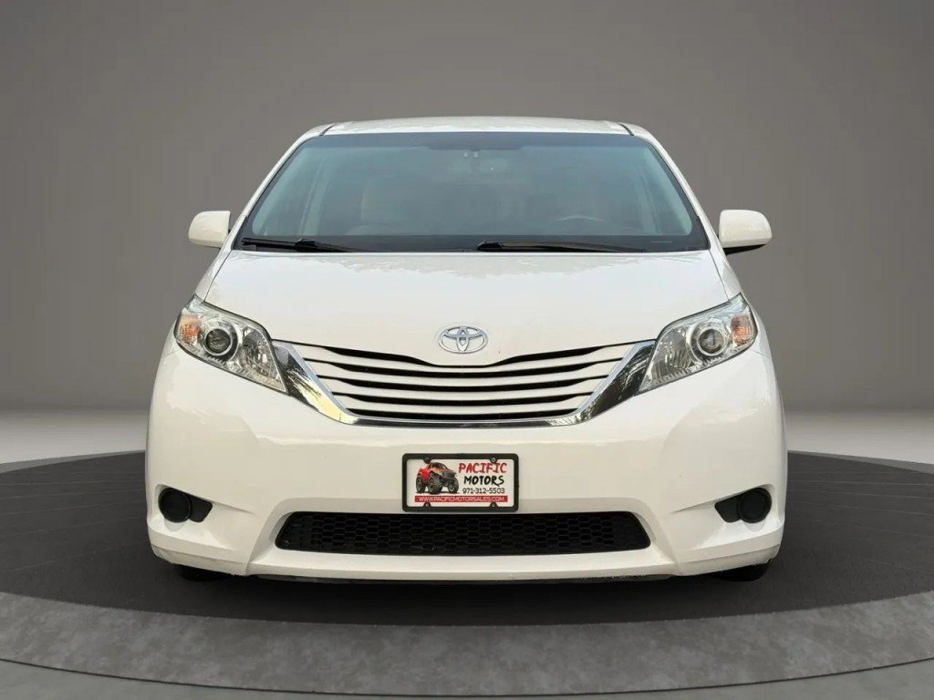 Used 2015 Toyota Sienna LE AWD/4WD image 3
