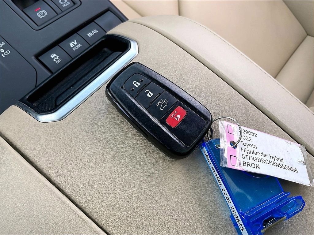 Used 2022 Toyota Highlander XLE AWD/4WD image 30
