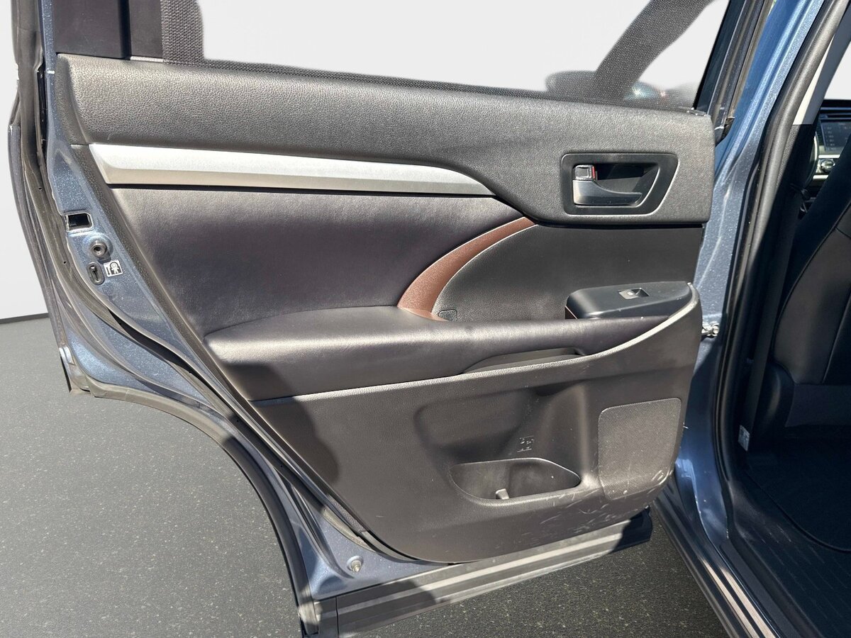 Used 2019 Toyota Highlander XLE FWD image 11