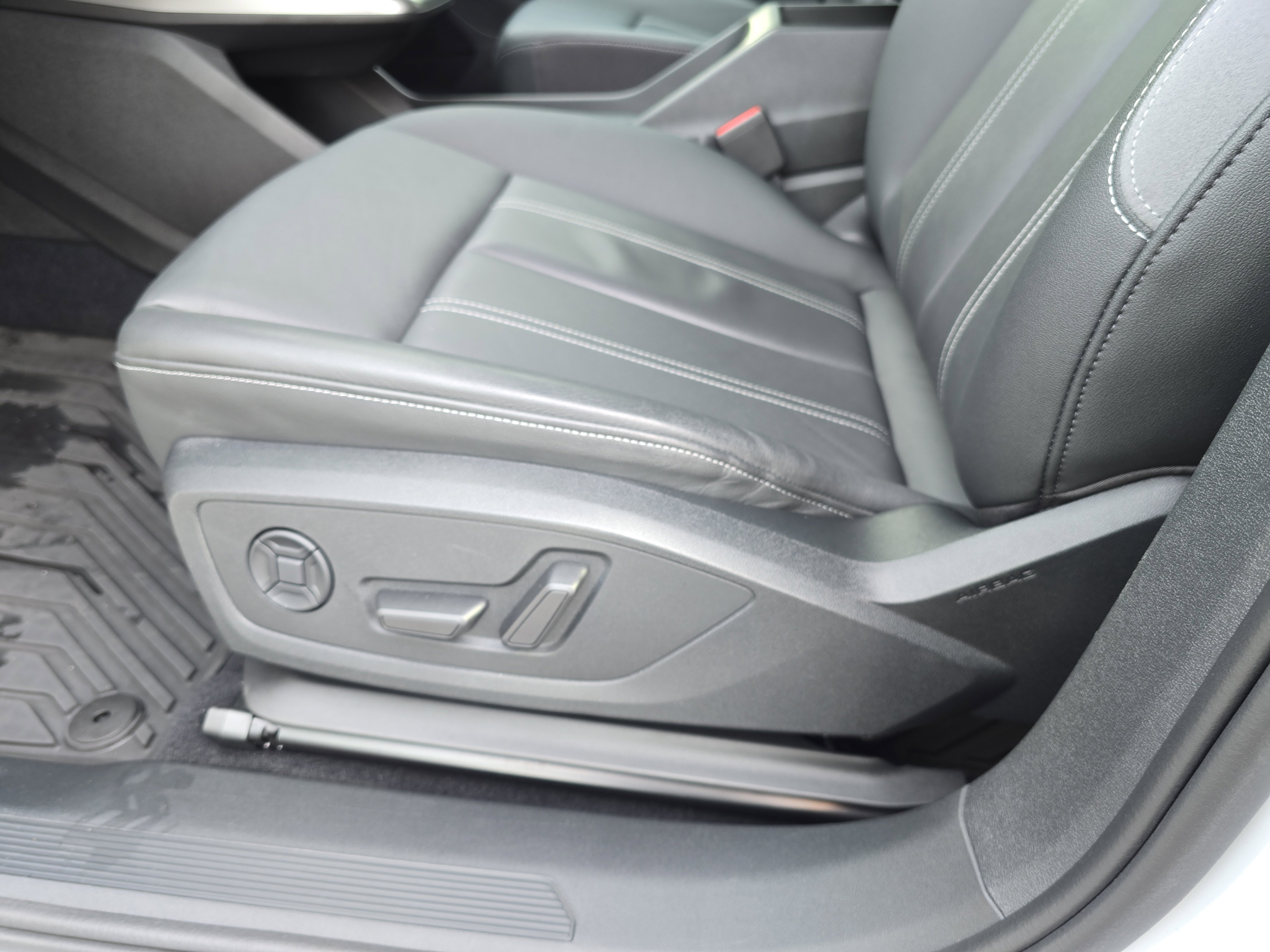 Used 2023 Audi Q4 e-tron Premium Plus w/ Premium Plus RWD image 29