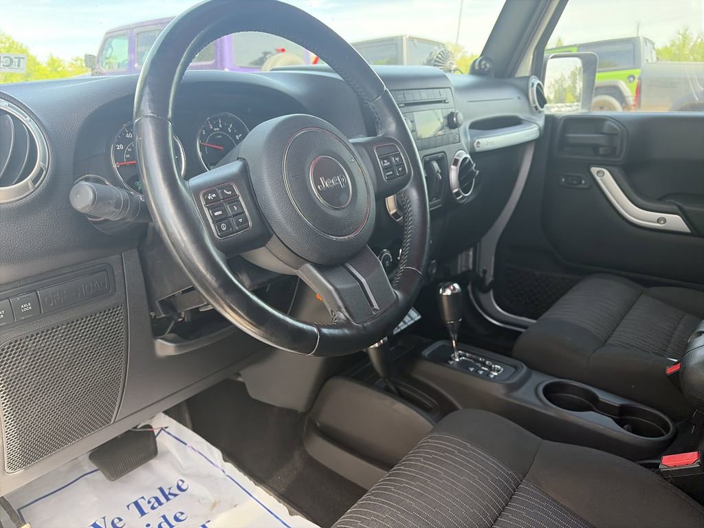 Used 2012 Jeep Wrangler Unlimited Rubicon w/ Connectivity Group AWD/4WD image 11
