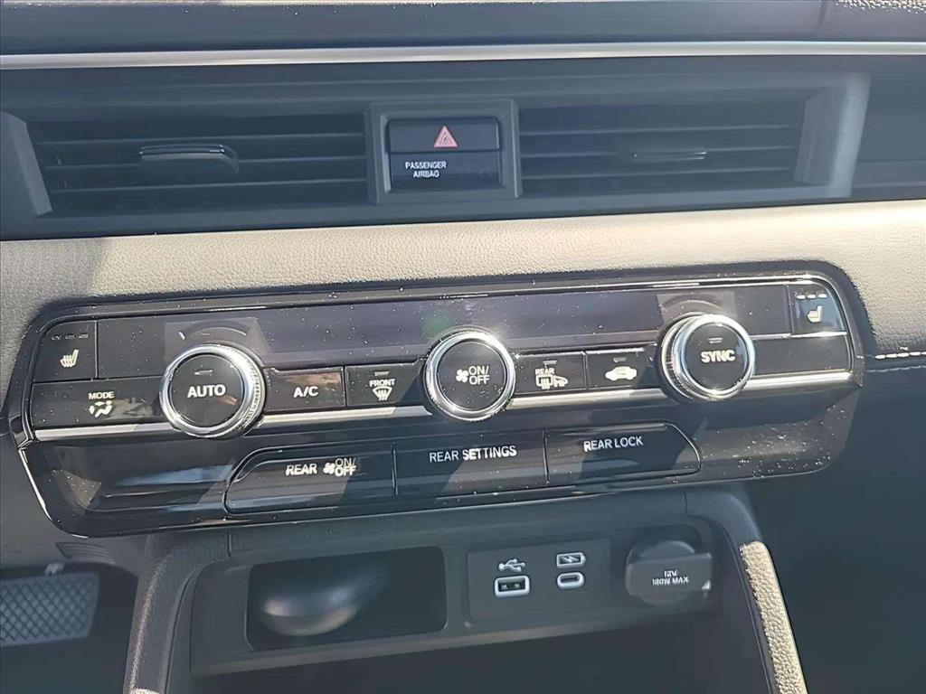 Used 2025 Honda Pilot Touring image 13