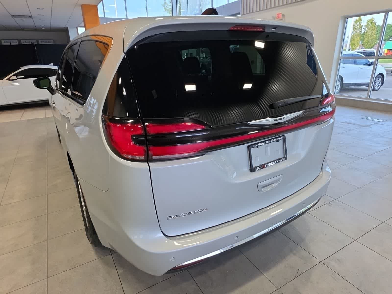Used 2024 Chrysler Pacifica Touring-L FWD image 11
