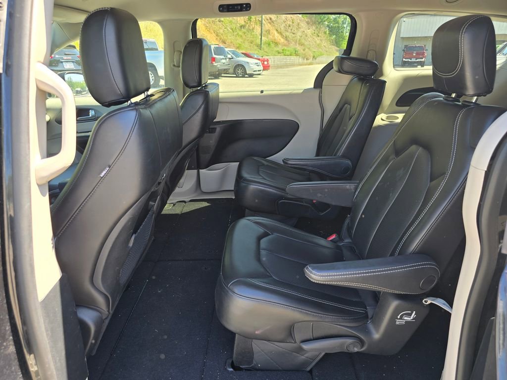 Used 2023 Chrysler Pacifica Touring-L image 9