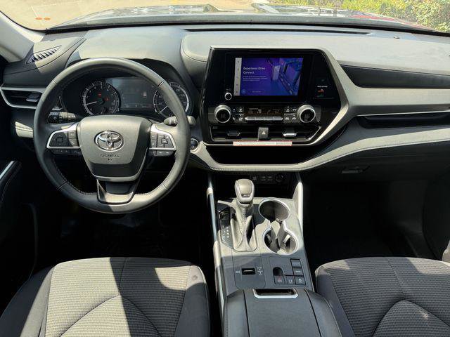 Certified 2025 Toyota Highlander LE FWD image 9