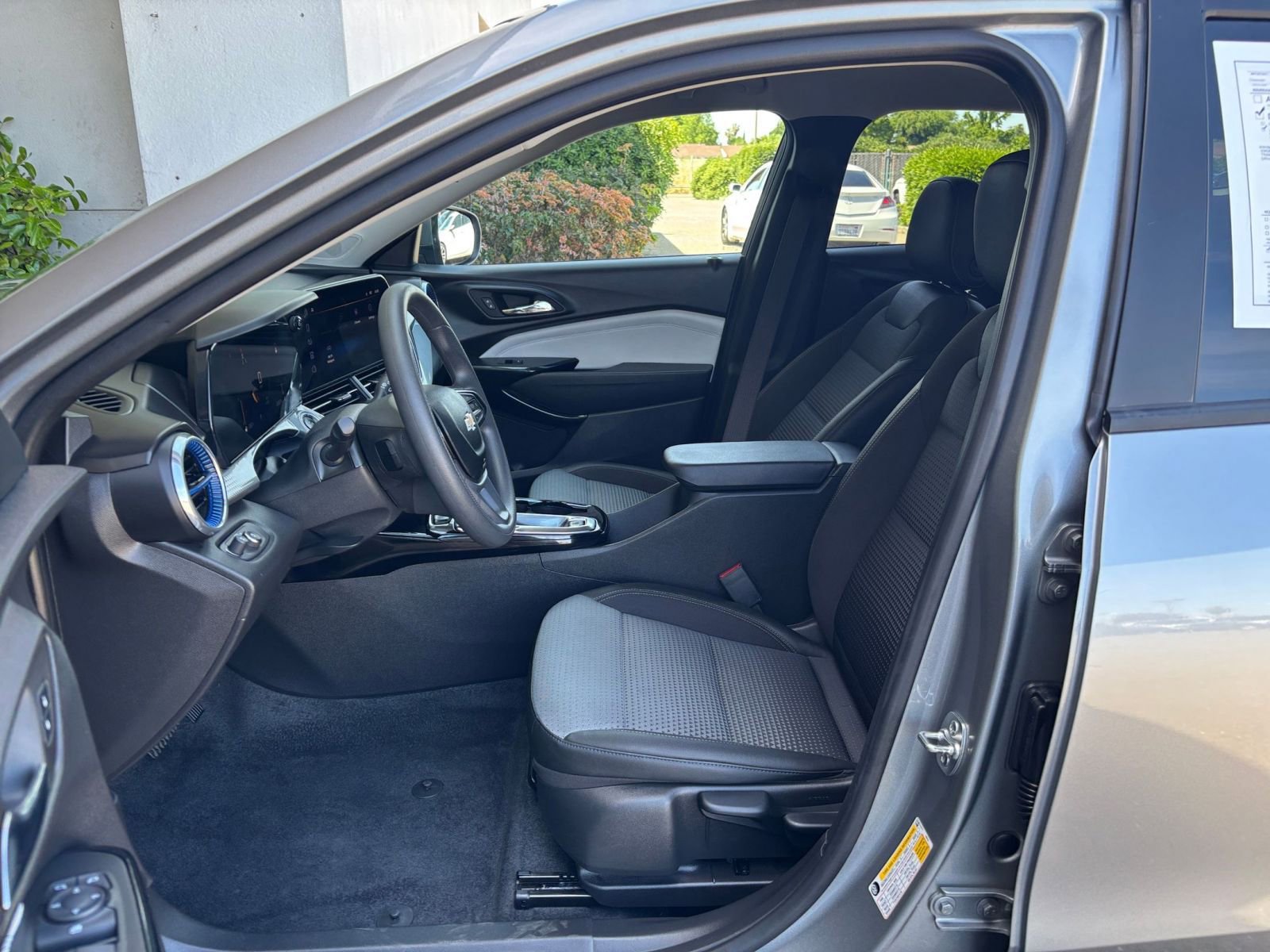 Used 2025 Chevrolet Trax LT FWD image 27