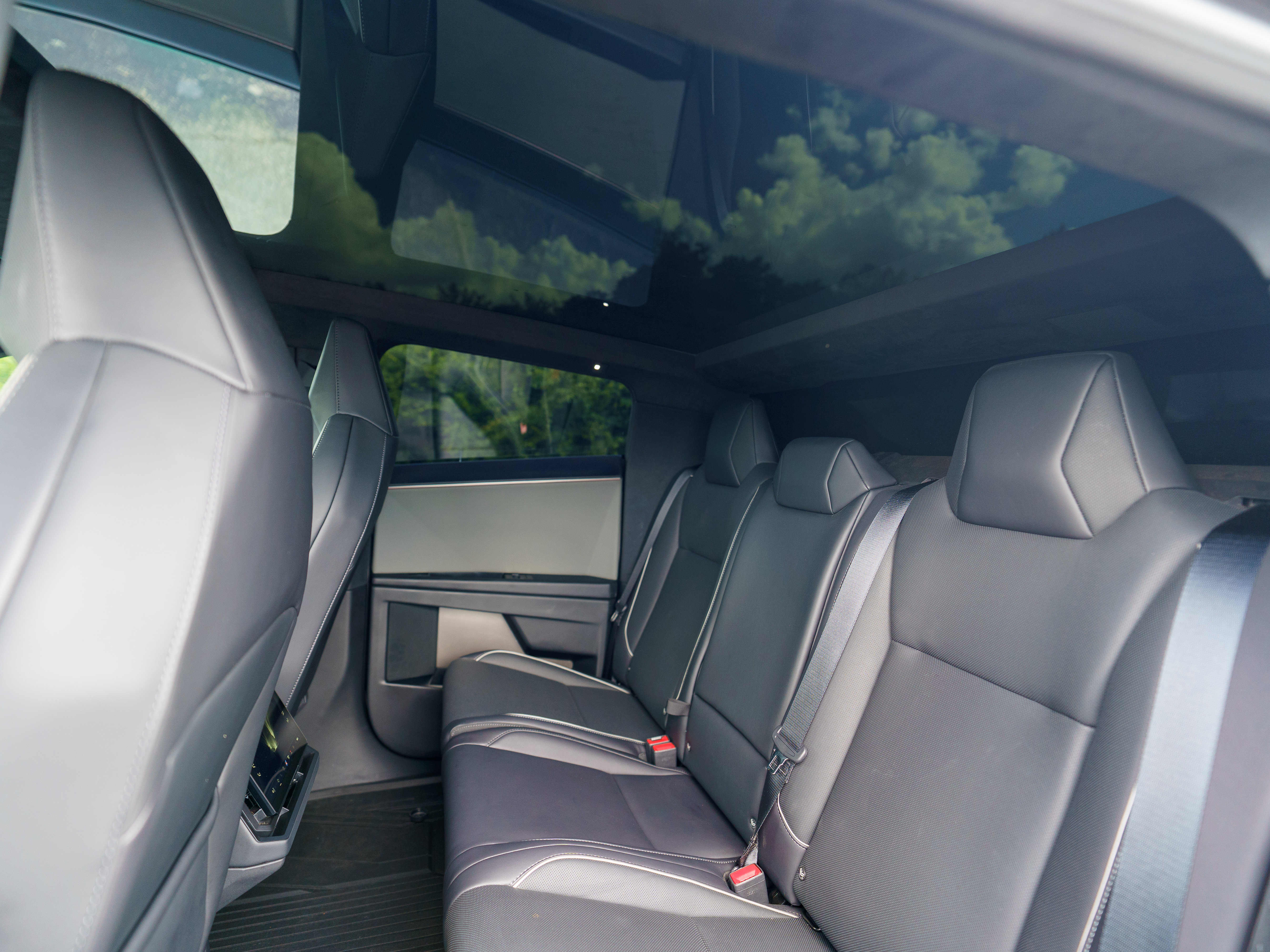 Used 2025 Tesla Cybertruck AWD Crew Cab image 9