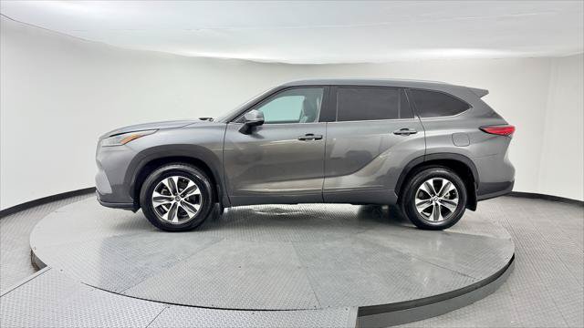 Used 2021 Toyota Highlander XLE AWD/4WD image 3