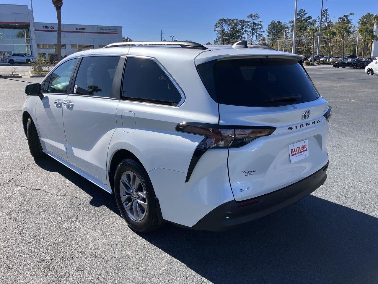 Used 2025 Toyota Sienna XLE image 3