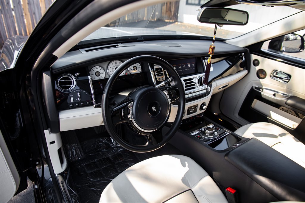 Used 2014 Rolls-Royce Ghost image 17