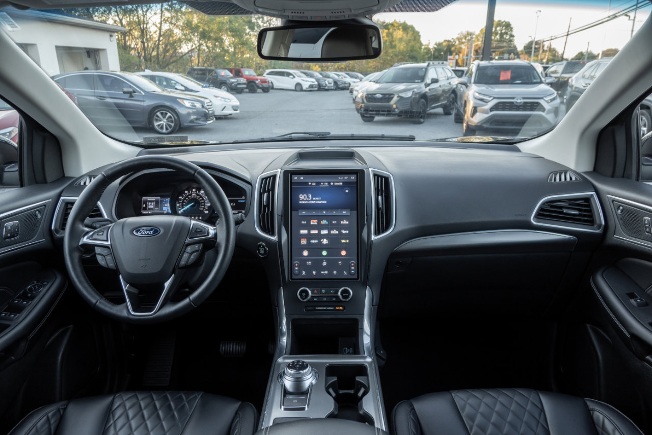 Used 2024 Ford Edge Titanium image 2