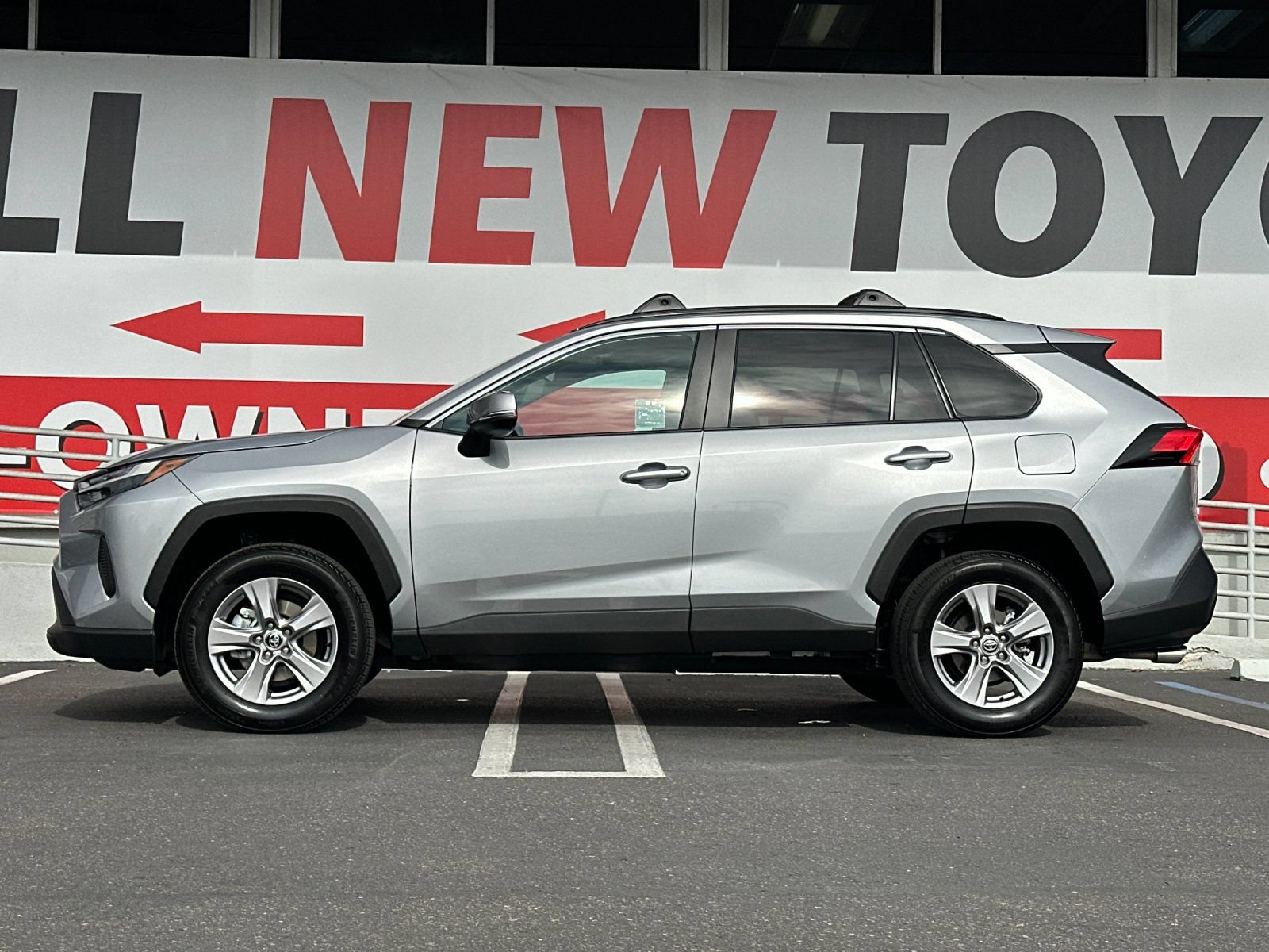 Used 2025 Toyota RAV4 XLE AWD/4WD image 2