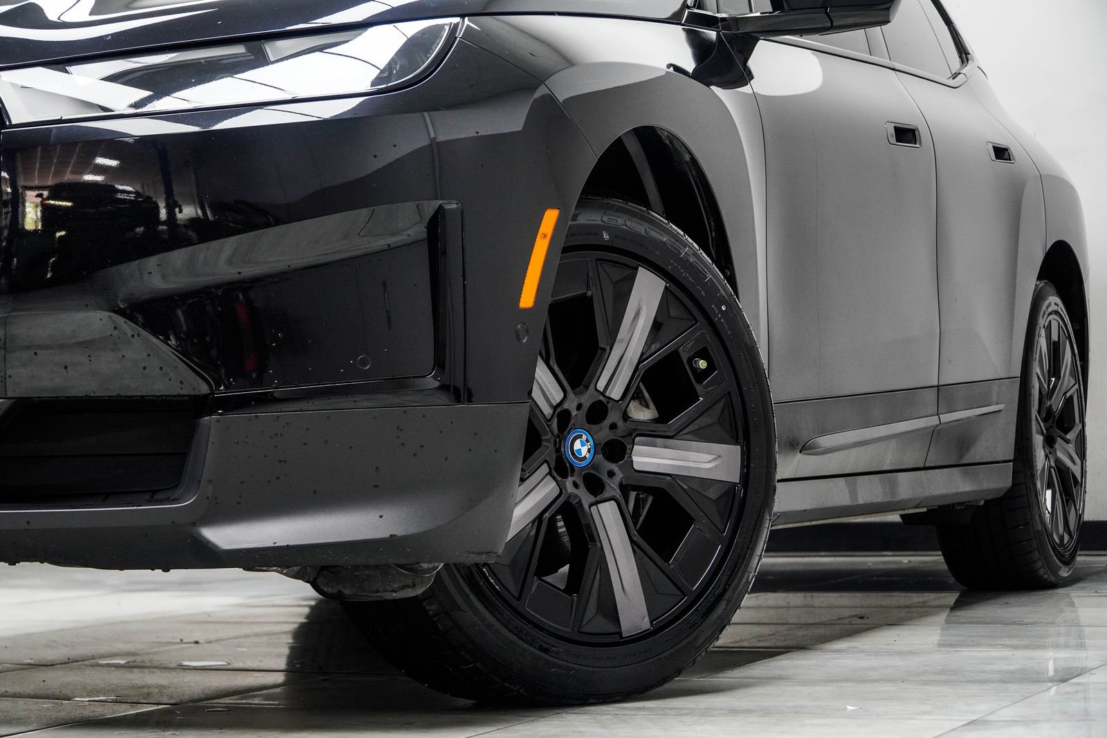 Used 2024 BMW iX xDrive50 AWD/4WD image 3