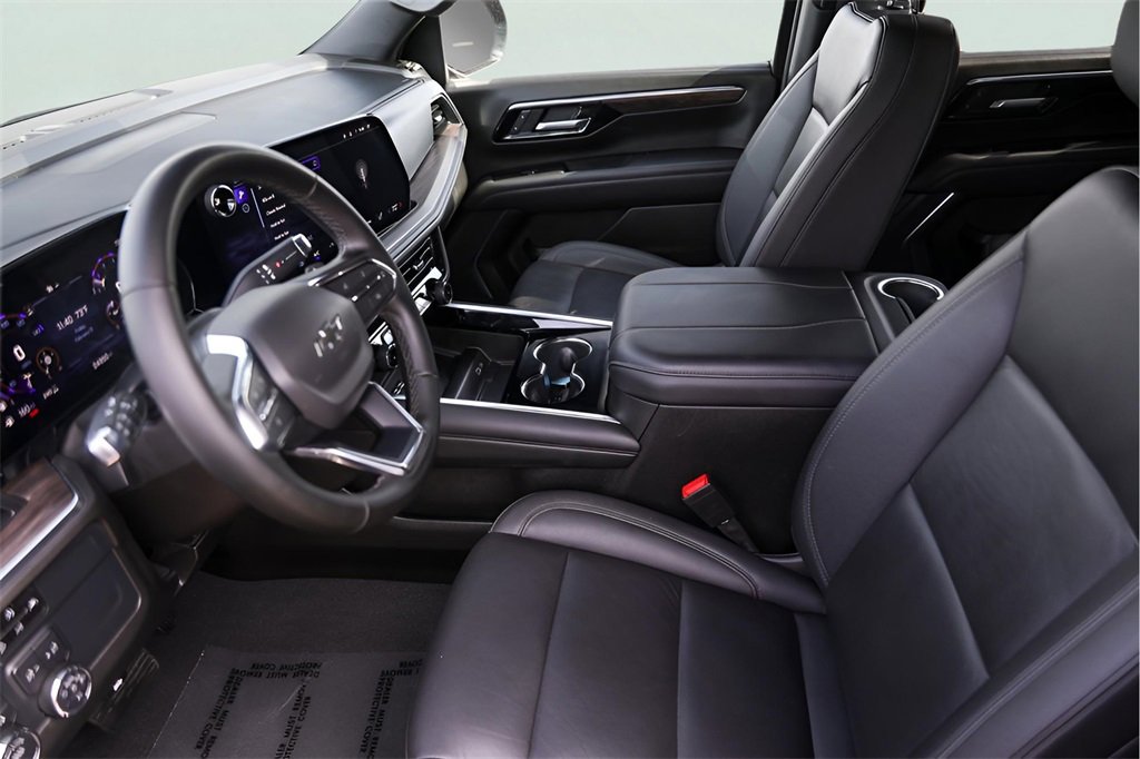 Used 2025 Chevrolet Suburban Z71 image 12