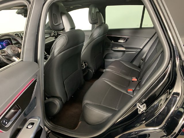 Used 2025 Mercedes-Benz GLC 300 4MATIC image 31