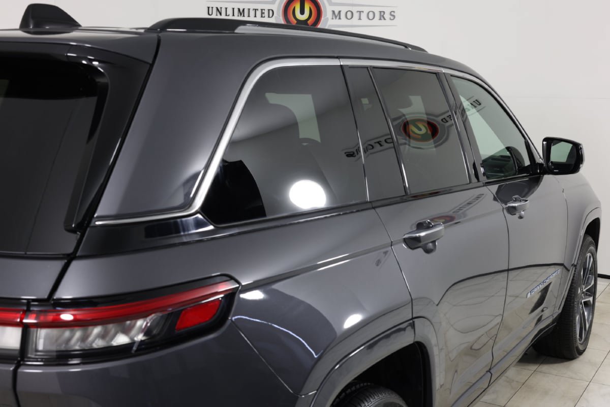 Used 2023 Jeep Grand Cherokee Overland w/ Luxury Tech Group IV AWD/4WD image 44