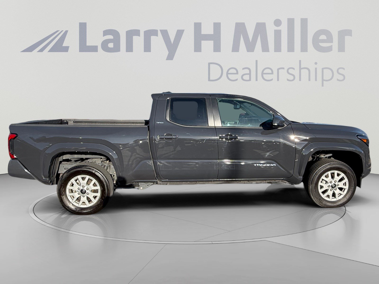 Certified 2025 Toyota Tacoma SR5 AWD/4WD image 6