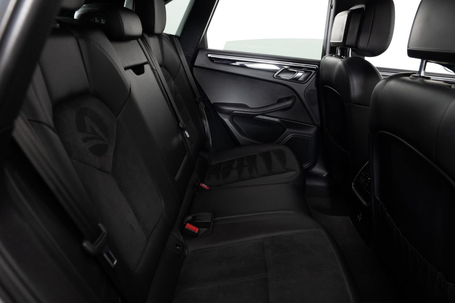 Used 2021 Porsche Macan AWD/4WD image 23