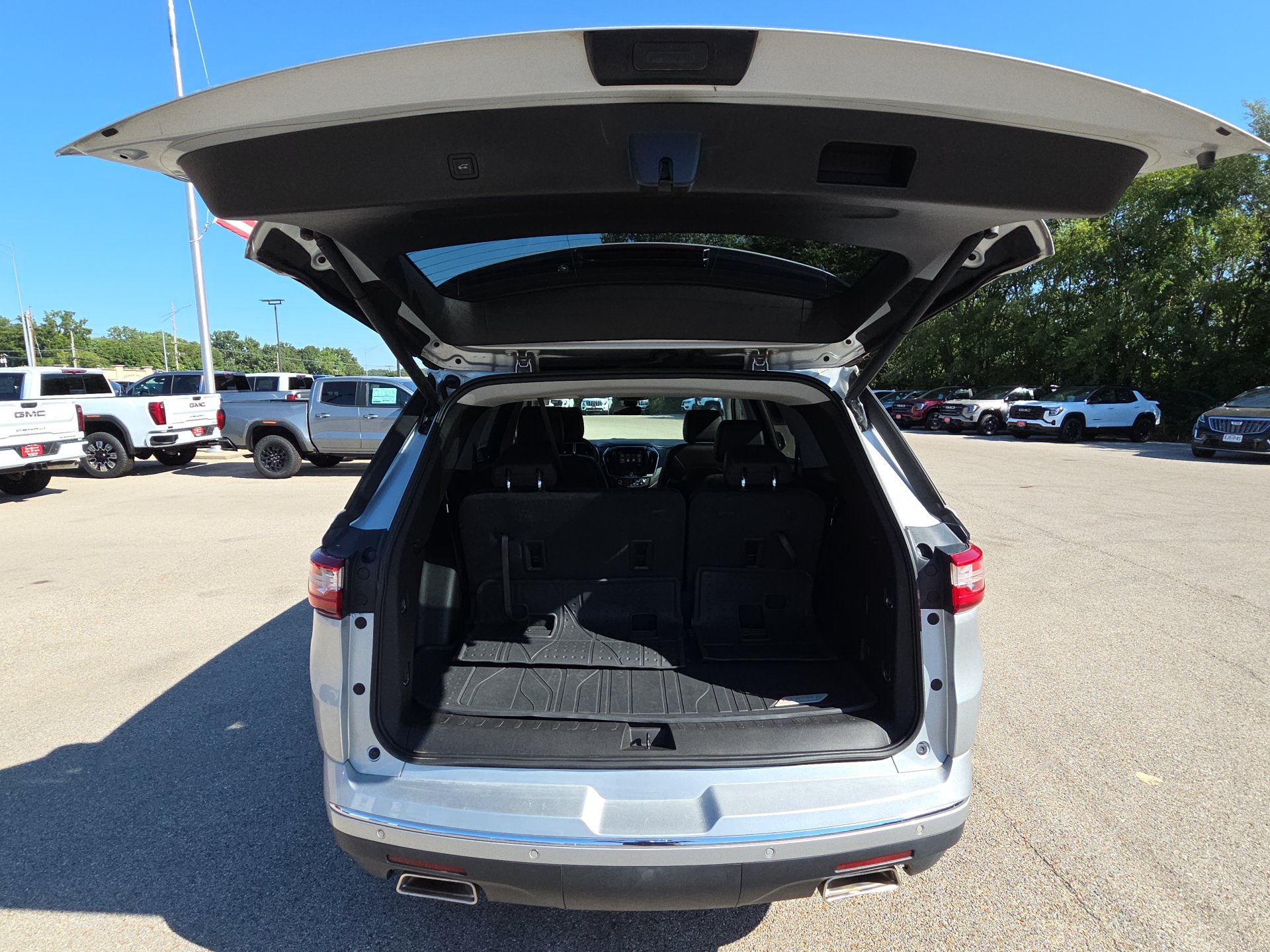 Used 2019 Chevrolet Traverse Premier w/ LPO, Floor Liner Package AWD/4WD image 32