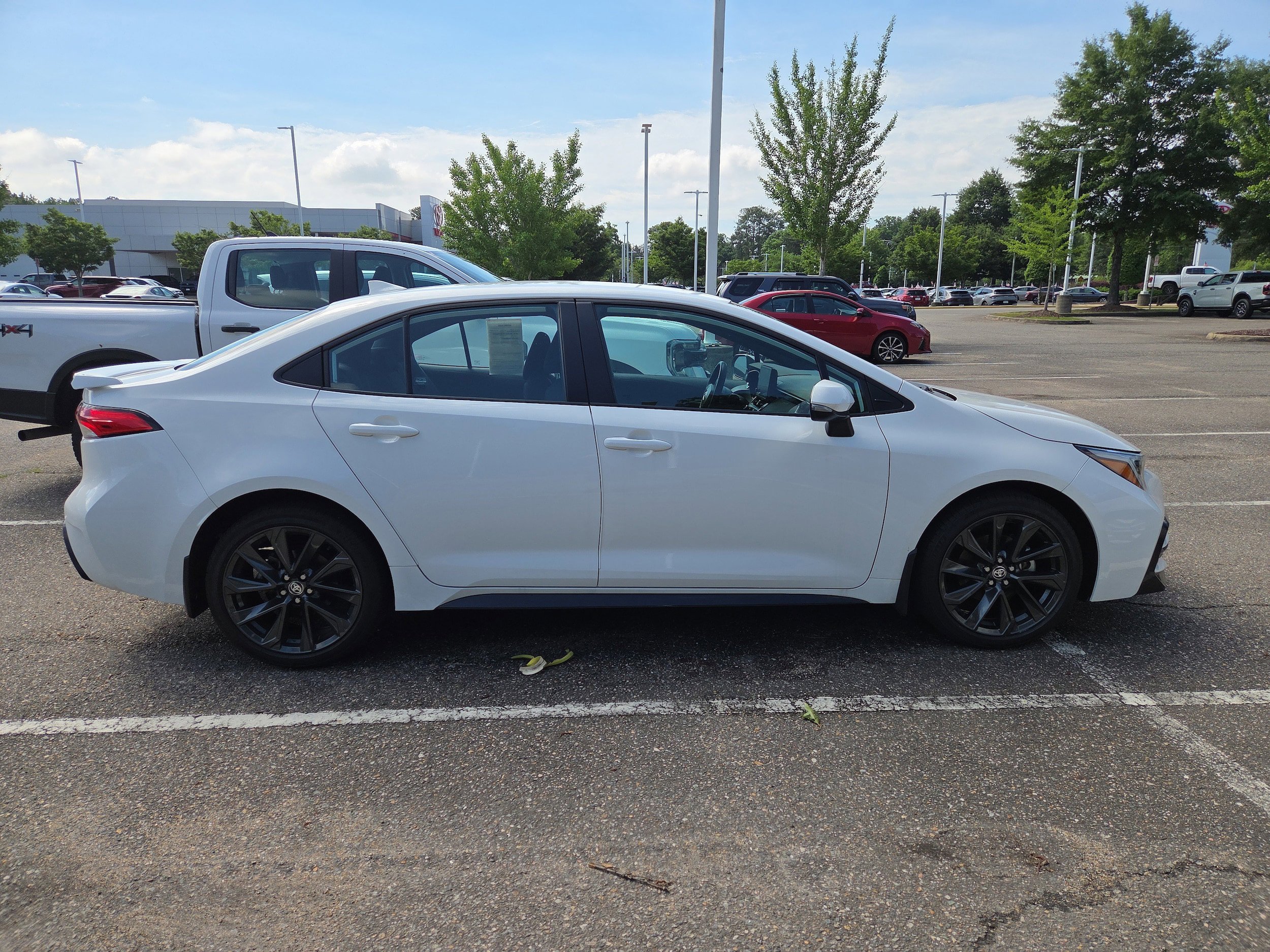 Used 2024 Toyota Corolla SE FWD image 2