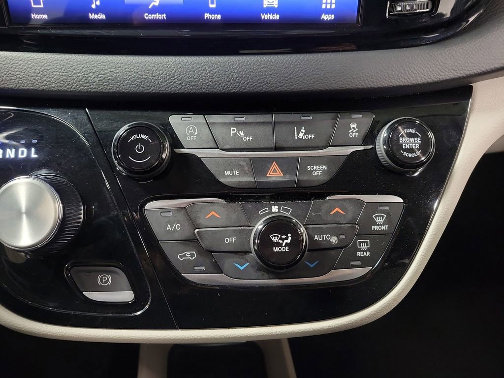 Used 2023 Chrysler Pacifica Touring-L FWD image 17