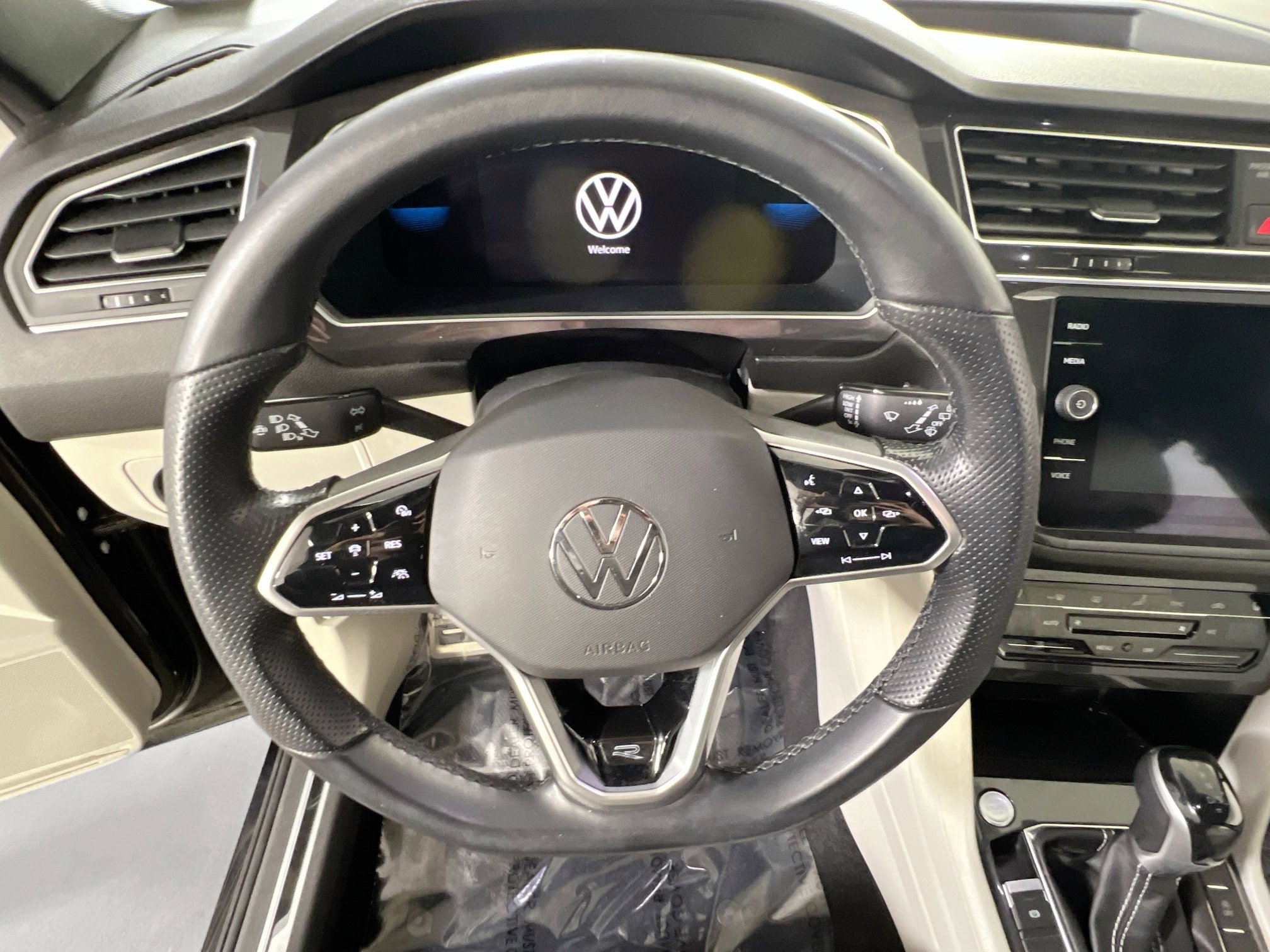 Used 2022 Volkswagen Tiguan SE R-Line image 11