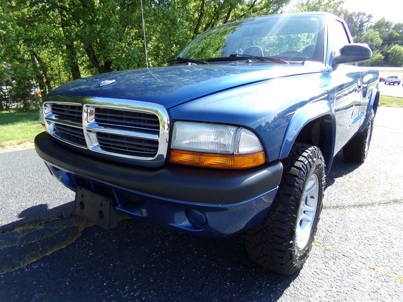 Used 2004 Dodge Dakota 4x4 Regular Cab w/ Tire & Handling Group image 2
