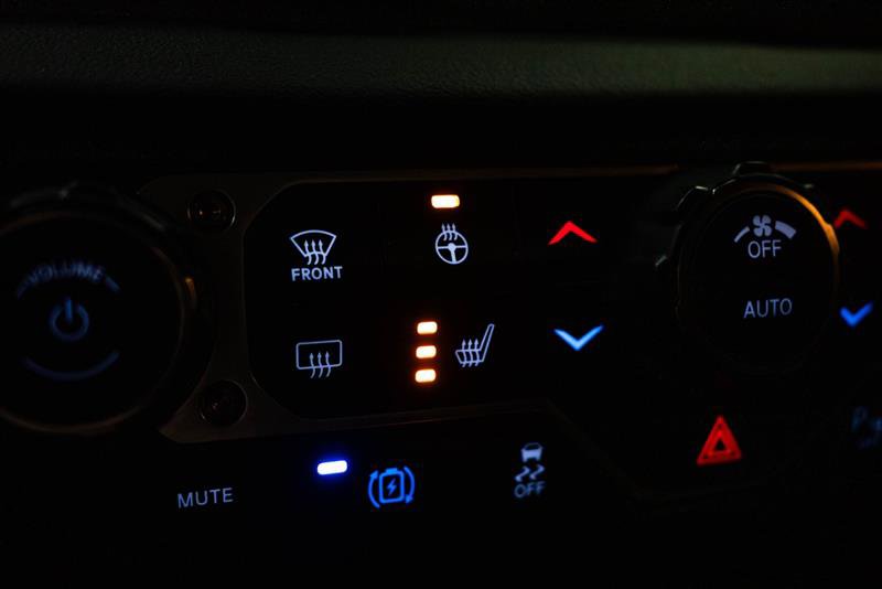 Used 2025 Jeep Wrangler Unlimited Sahara w/ Safety Group image 19