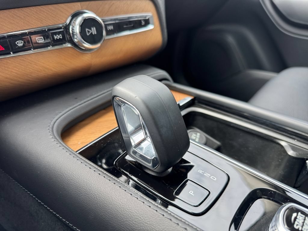 Certified 2025 Volvo XC90 T8 Plus w/ Protection Package Premier AWD/4WD image 18