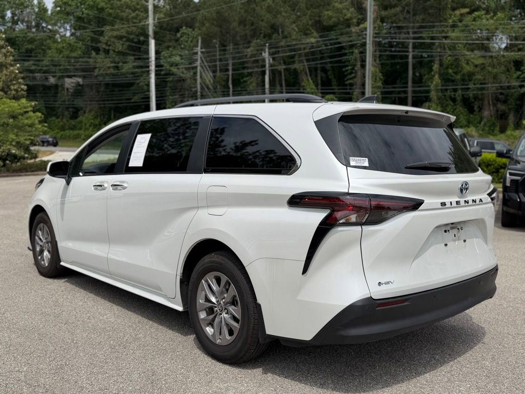 Used 2025 Toyota Sienna XLE FWD image 2