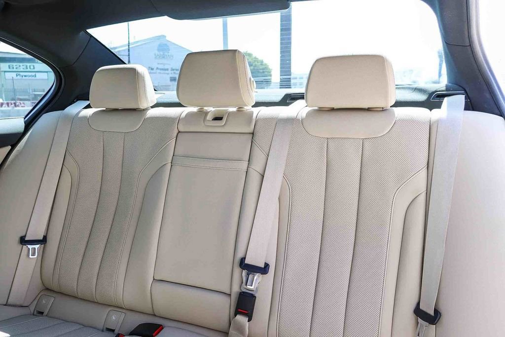 Used 2023 BMW 530e w/ Convenience Package image 18