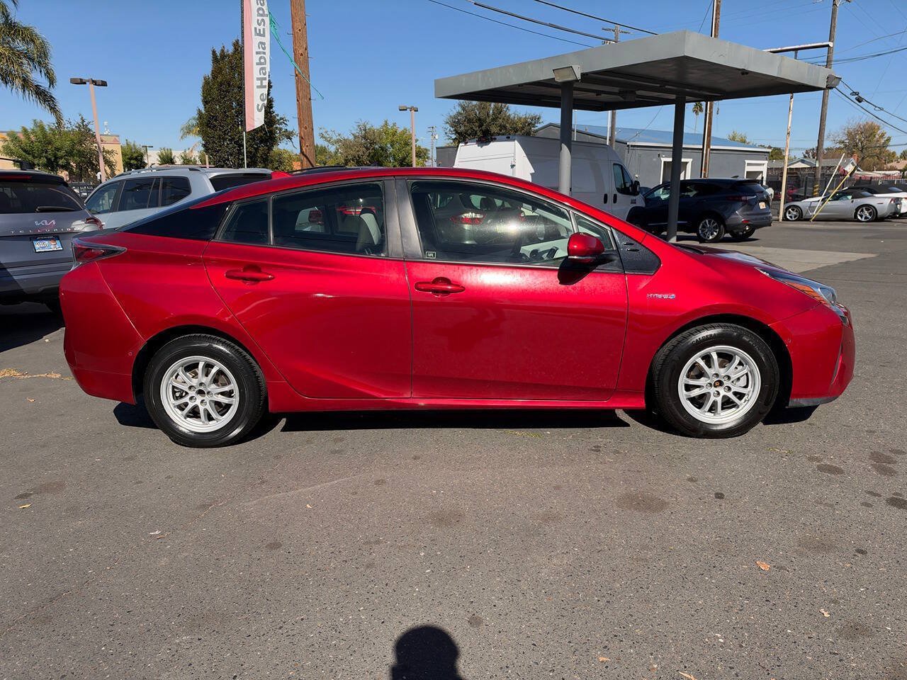 Used 2017 Toyota Prius Two w/ Prius Two Safety Plus Package FWD image 9