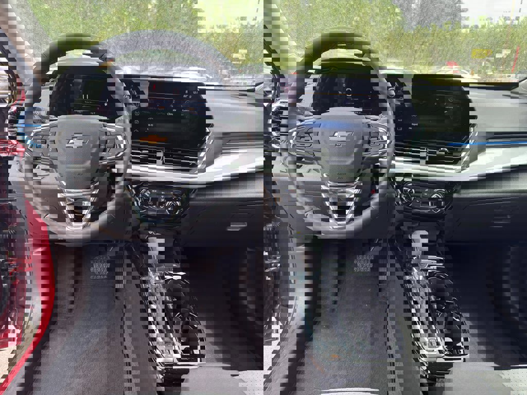 Used 2025 Chevrolet Trax LT w/ LT Convenience Package FWD image 23