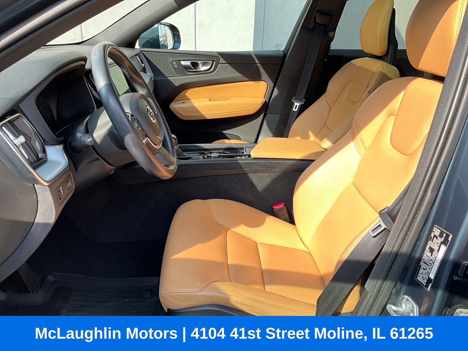 Used 2018 Volvo XC60 T5 Momentum w/ Convenience Package image 2