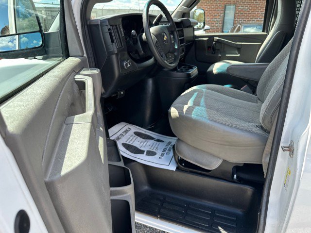Used 2017 Chevrolet Express 2500 RWD image 17