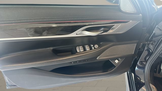 Used 2019 BMW 750i xDrive w/ M Sport Package AWD/4WD image 10