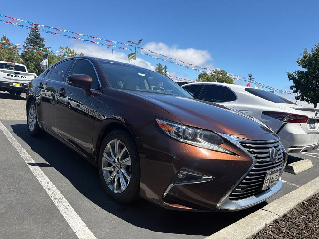 Used 2017 Lexus ES 300h w/ Navigation System Package FWD image 2