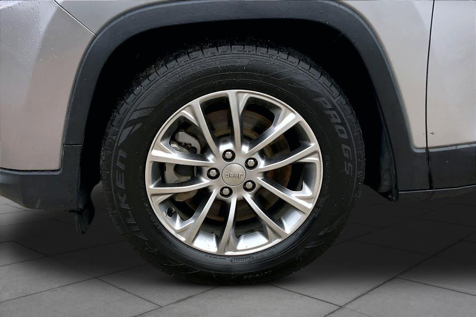 Used 2019 Jeep Cherokee Latitude Plus FWD image 11